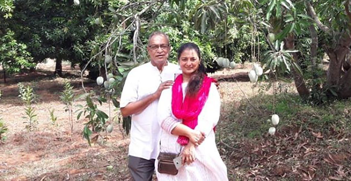 विजया चामुंडेश्वरी अपने पति के साथ