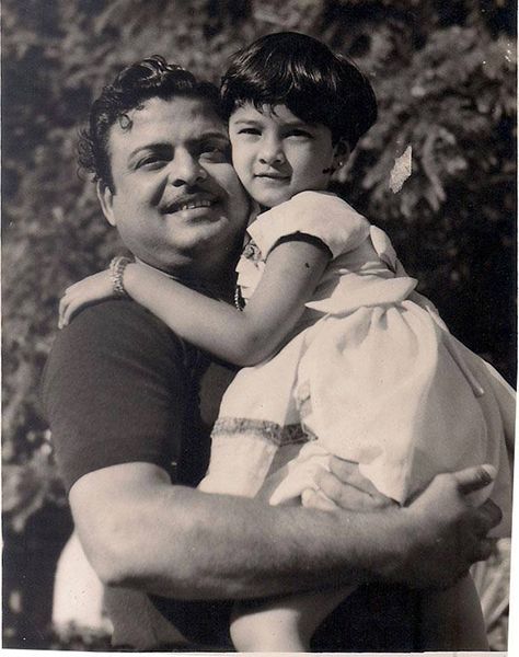 Vijaya Chamundeswari babasıyla birlikte