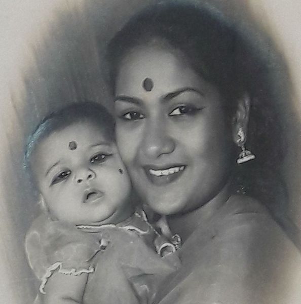 Vijaya Chamundeswari äitinsä kanssa