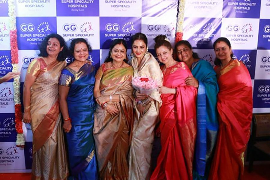 Vijaya Chamundeswari kız kardeşleriyle birlikte
