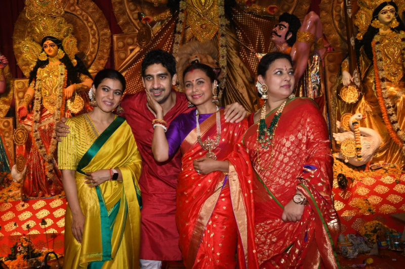  Ayan Mukerji ze swoimi kuzynkami Sharbani Mukerji, Rani Mukerji i Kajol
