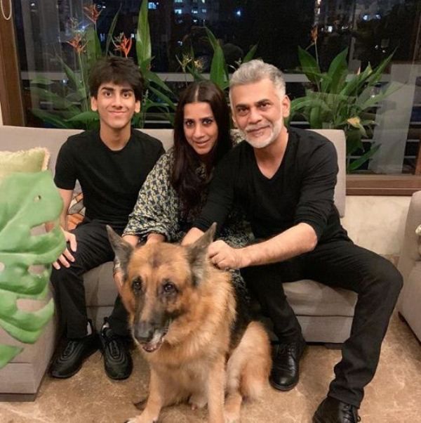 Ashvini Yardi férjével, Sachin Yardival, Vivaan fiával és Rocco kutyával