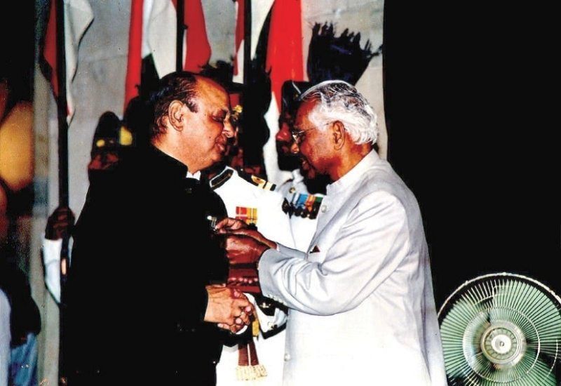 Рамананд Сагар, приемащ Падма Шри от KR Narayanan през 2000 г.