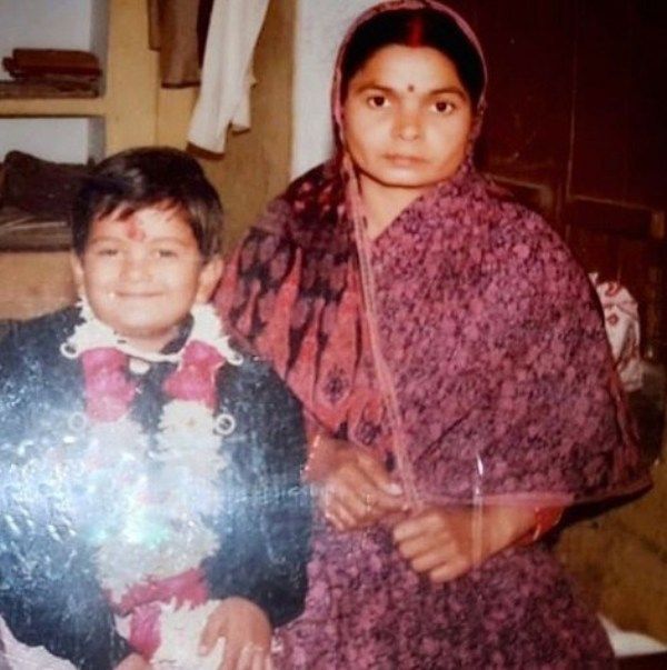 Lapsuuden kuva Vishal Mishrasta äitinsä kanssa