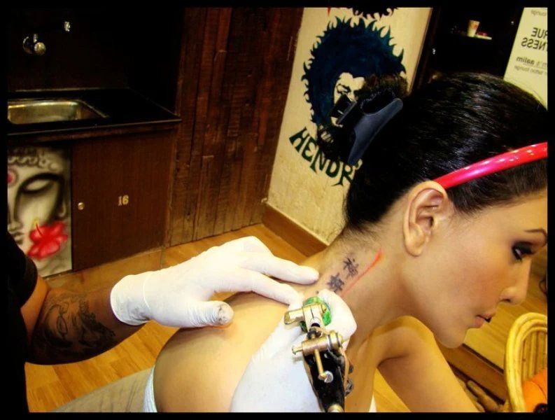  कोएना मित्रा टैटू करवा रही हैं