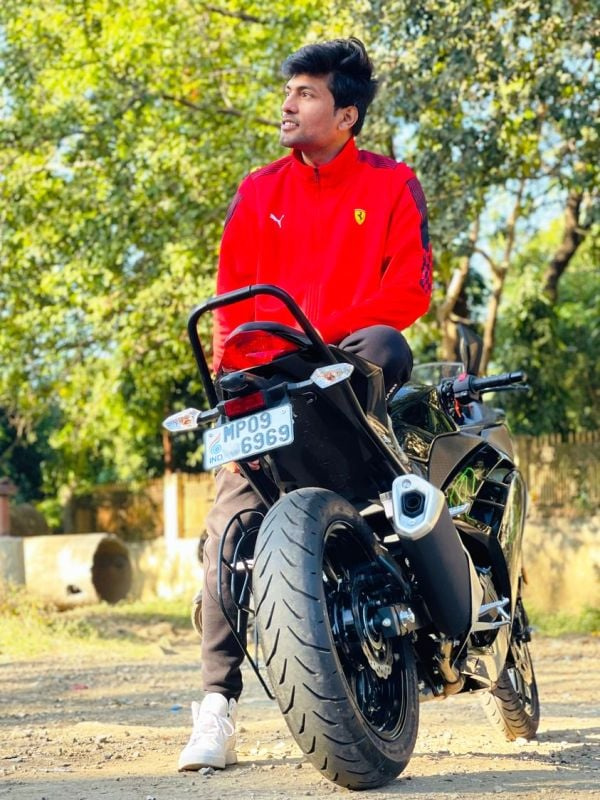   Abhiyuday Mishra posando com sua bicicleta