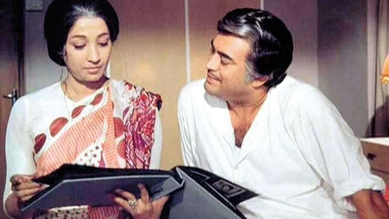   Suchitra Sen và Sanjeev Kapoor trong phim Aandhi