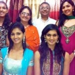   Neeti Mohan com seus pais e irmãs