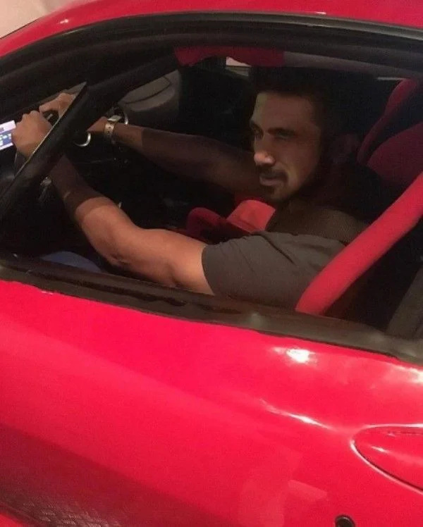   Saqib pózuje se svým autem