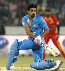   Saqib hraje kriket pro'Mumbai Heroes