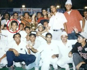   Saqib jako mladík se svým kriketovým týmem