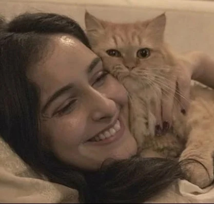   सादिया खतीब अपनी पालतू बिल्ली के साथ