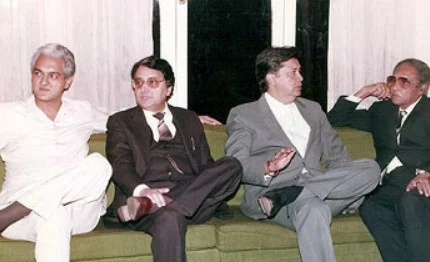   Ashok Kumar dengan anak lelaki Arup Gangoly, menantu Hameed Jaffrey dan menantu Deven Verma