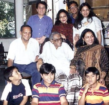   Dari kiri ke kanan, baris bawah: Cicit: Varun Patel, Sidhartha Singh, Aditya Singh. Barisan Tengah: Cucu Rahul, Ashok Kumar, cucu perempuan Anuradha Patel. Barisan Atas: Menantu Hameed Jaffrey, anak perempuan Bharti Jaffrey, cucu Rohit Patel dan cucu menantu Kiran