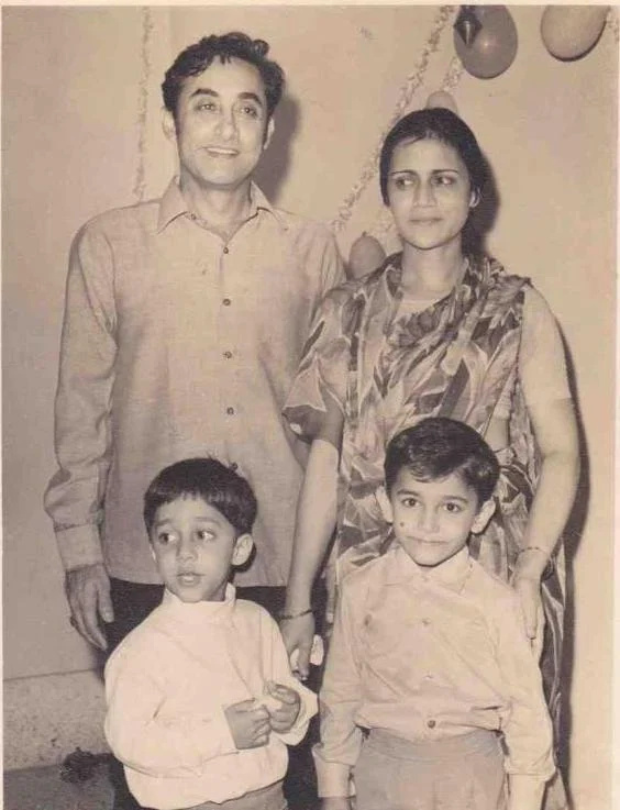   Si Zeenat Hussain kasama ang kanyang asawa at mga anak, sina Aamir Khan at Faisal Khan