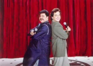   Mahesh Thakur (höger) i en stillbild från Bollywood-filmen Hum Saath-Saath Hain