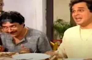   Mahesh Thakur (à direita) em uma foto de seu primeiro programa de televisão Tu Tu Main Main
