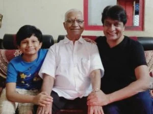   그의 아버지와 아들 Aarush Mane과 함께하는 Kiran Mane