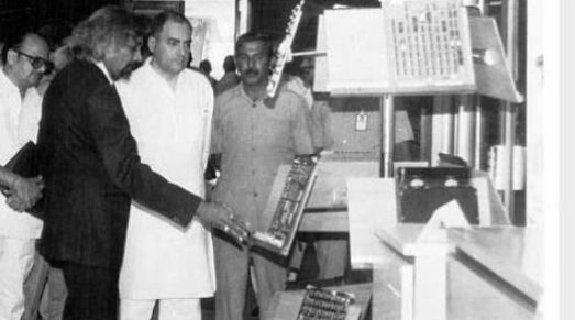 Rajiv Gandhi နှင့်အတူ Sam Pitroda