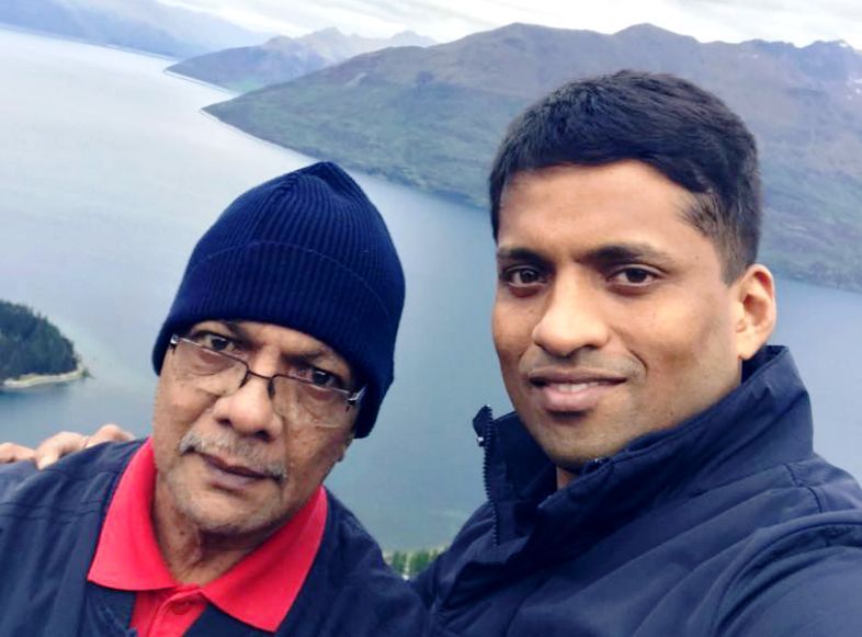 Byju Raveendran ze swoim ojcem Raveendranem