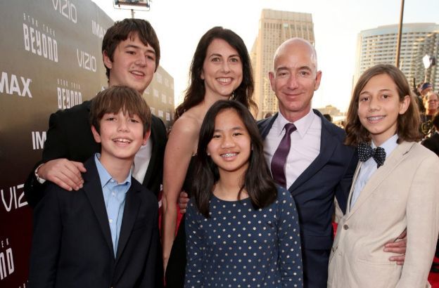 Jeff Bezos mit seiner Frau und seinen Kindern