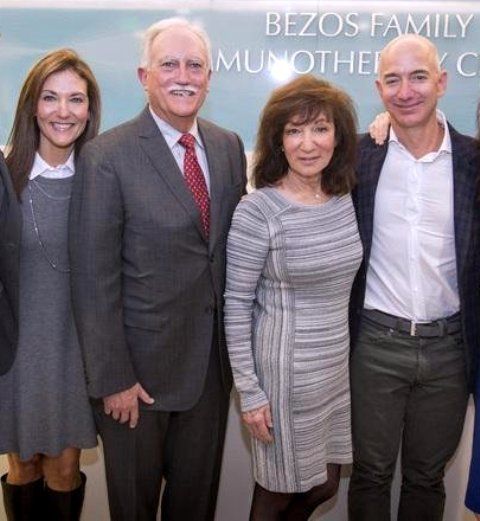 Jeff Bezos (ganz rechts) Mit seiner Mutter (neben ihm), Stiefvater Mike und Schwester (ganz links)