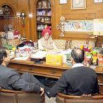 Mahashay Dharampal Gulati u svom uredu