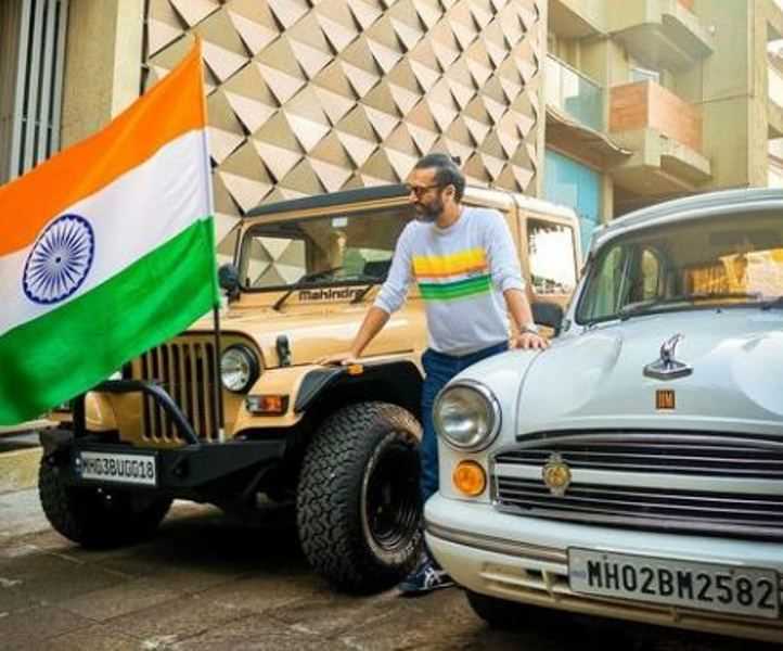 Ashesh Sajnani con la sua auto Thar e Ambassador
