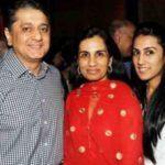 Deepak Kochhar com sua filha Aarti (extrema direita) e esposa Chanda Kochhar