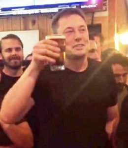 Elon Musk buvant de l'alcool