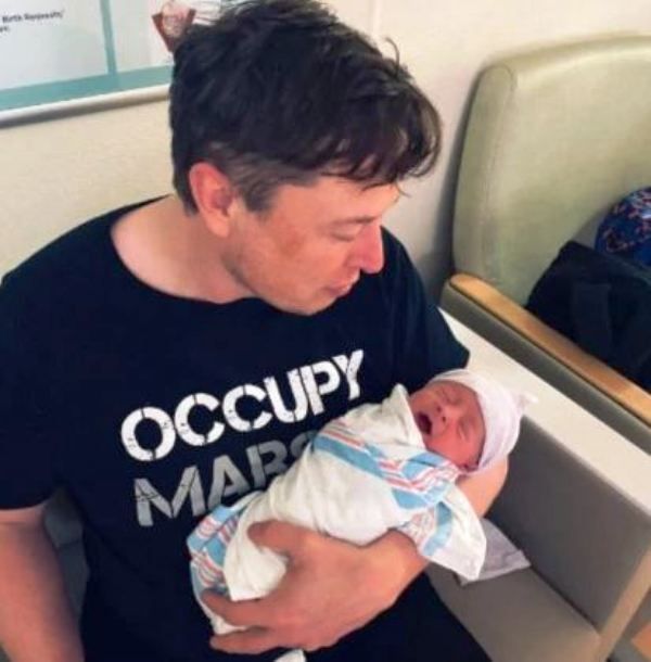 إيلون ماسك مع ابنه حديث الولادة X Æ A-12 Musk