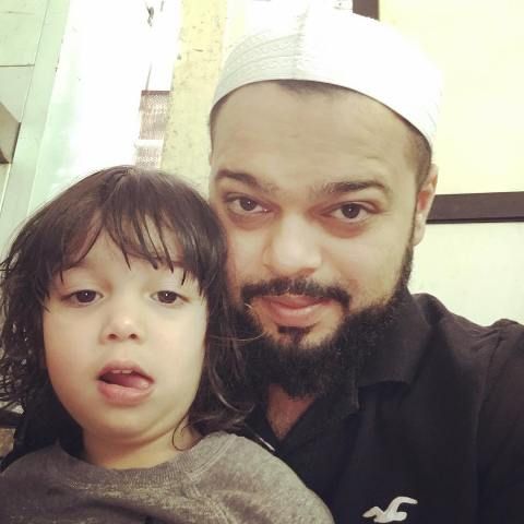 Фархан Азми със сина си