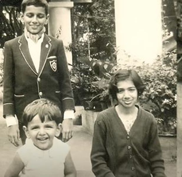 Kiran Mazumdar Shaw z mlajšimi brati v otroštvu