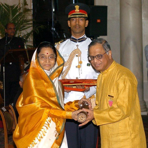 Narayana Murthy vastaanottaa Padma Vibhushanin