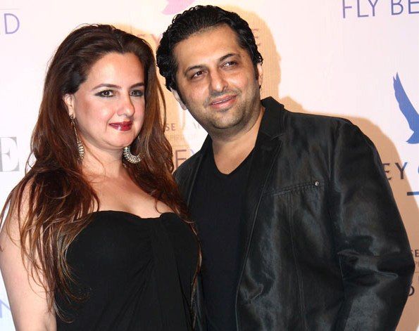 Farhan Furniturewala com sua esposa Laila Khan