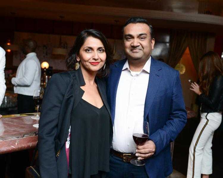 نیل موہن شراب کا گلاس پکڑے ہوئے ہیں۔