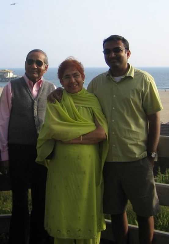 Neal Mohan avec ses parents, Dr Aditya Mohan et Dr Deepa Mohan