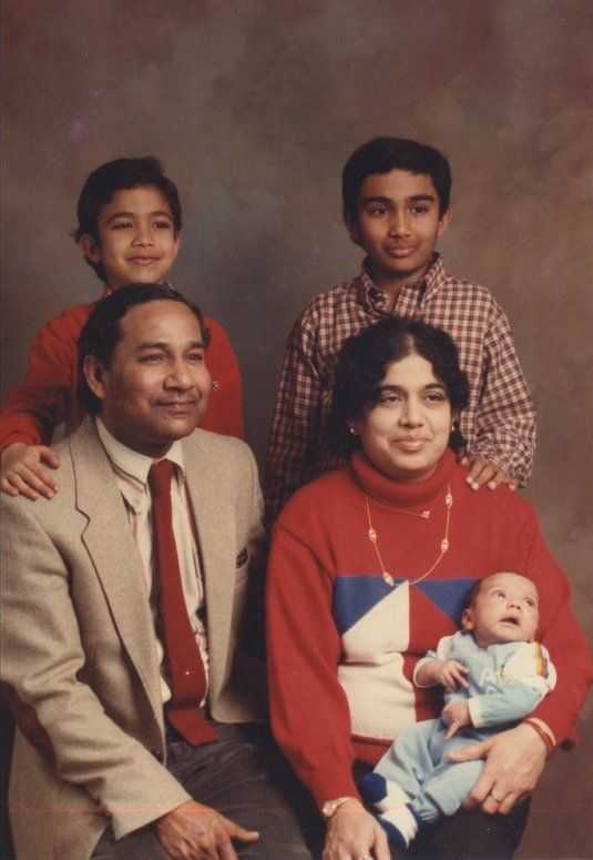 Une photo d'enfance de Neal Mohan (debout à l'extrême droite) avec sa famille