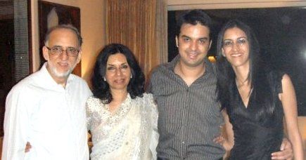 गौतम किचलू अपने परिवार के साथ