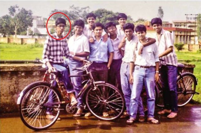Сундар Пичай през ученическите си дни (крайно вляво)