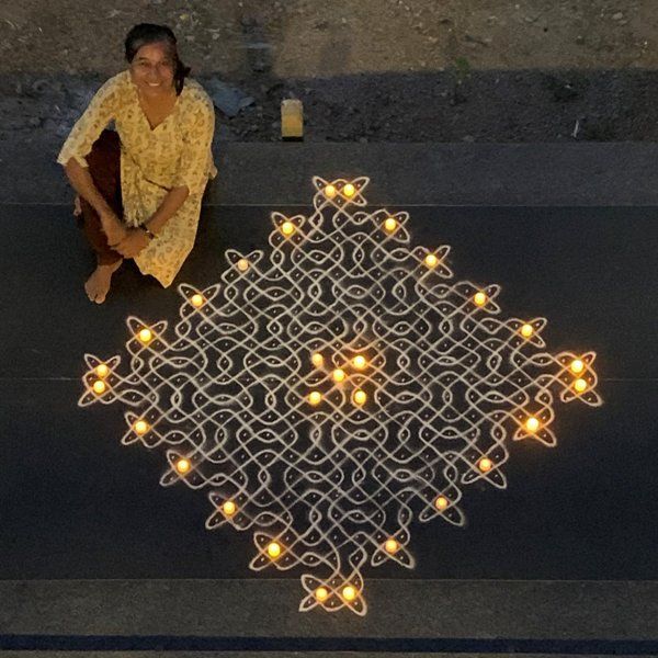 Radha Vembu membuat Kolam rangoli