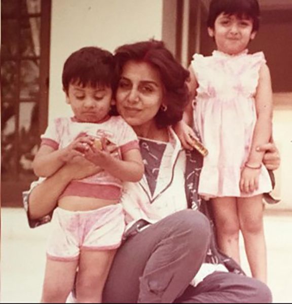 Riddhima Kapoor ir jos motina Neetu Kapoor, nešiojančios „Notandas“ prekės ženklo papuošalus