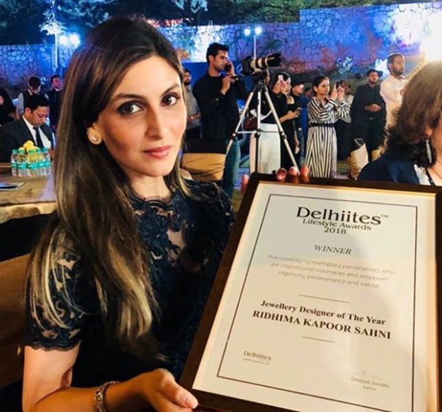 Riddhima Kapoor Sahni con su premio Delhiites Lifestyle Award