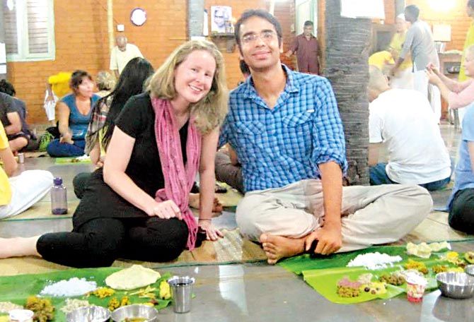 Каран Баджадж заедно със съпругата си Кери Баджадж в ашрам в Утаркаши