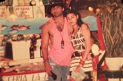 Una foto antigua de Mana Shetty y Suniel Shetty