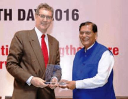Bindeshwar Pathak recebendo o prêmio de campeão de saúde pública da OMS