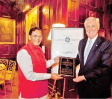 Bindeshwar Pathak recebendo o Prêmio Humanitário do Diálogo de Líderes Globais de Nova York