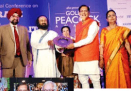 Bindeshwar Pathak saņem balvu par zelta pāvu par mūža ieguldījumu