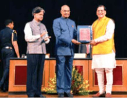 Bindeshwar Pathak Menerima Penghargaan Nasional Lal Bahadur Shashtri untuk Keunggulan