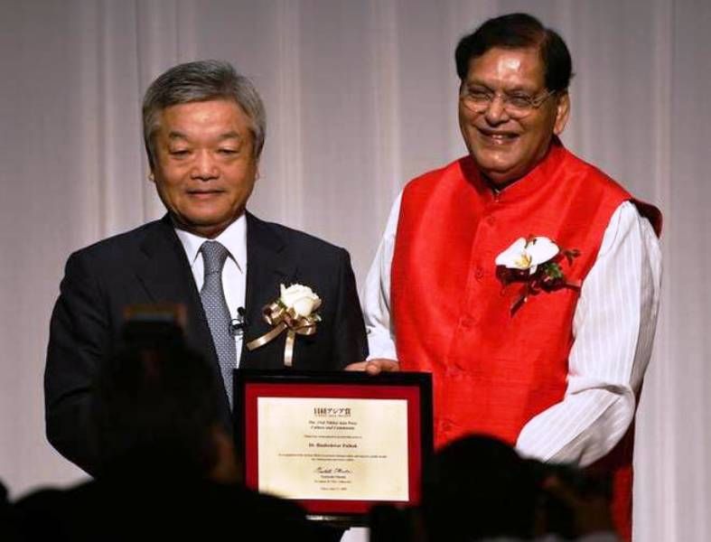 Bindeshwar Pathak recebendo o Prêmio Nikkei da Ásia